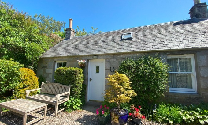 Pitlochry Cabaña | Situated in a Quiet Location With Off-street Parking. Ideal for Couples
