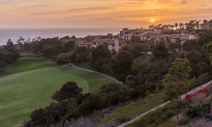 Newport Coast Complejo | Situated on a majestic bluff overlooking Laguna Beach and the Pacific Ocean