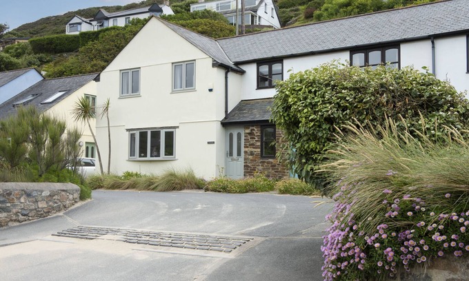Porthtowan Casa | Situated only sixty meters from the Blue Flag sandy beach in the charming coastal village of Porthto