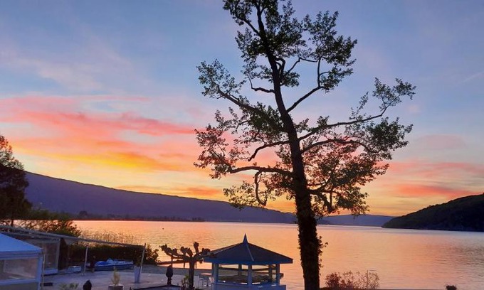 Duingt Apartamento | Situation exceptionnelle pour ce cosy studio avec terrasse SUR LAC, dans résidence avec PLAGE et ponton PRIVEE