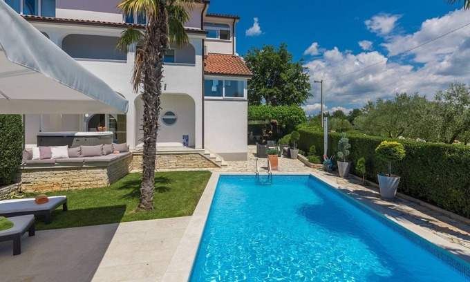 Selina Cabina | Agradable casa de campo en Sveti Lovrec con jardín privado