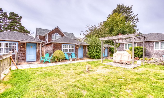 Downtown Cannon Beach Cabaña | Seis cabañas para perros con patio y parrilla compartidos - ¡a 2 cuadras de la playa!
