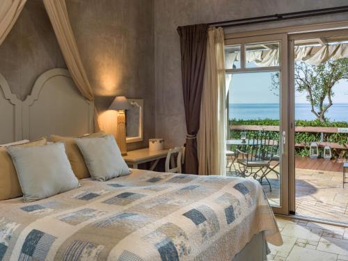 Afissos Casa | Six Keys