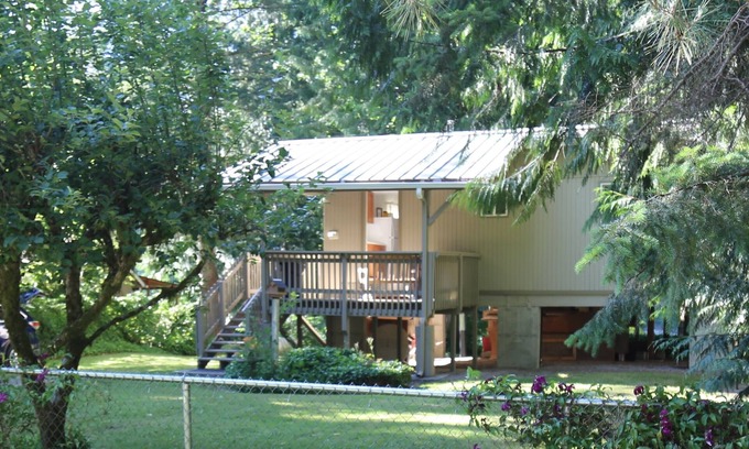 Concrete Cabaña | Skagit río Waterfront Cottage