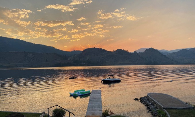 Okanagan-Similkameen Casa | Skaha LakeFront BnB: Your Lakefront Home-Away-From-Home
