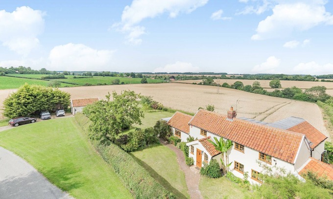 Woodbridge Cabaña | SKELDER, PARHAM, pet friendly, with pool in Framlingham