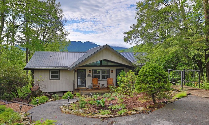 Sugar Mountain Casa | Ski Chalet: View Grandfather Mtn w/ Cozy Fireplace