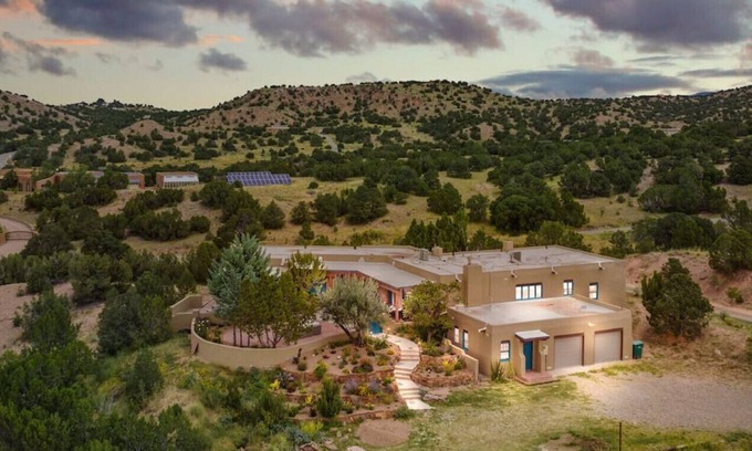 La Tierra Casa | Ski Discounts! Chamisa - Private Desert Luxury on 15 Acres with Huge Patio, Hiking Trails, Breathtaking Sunset & Mountain Views