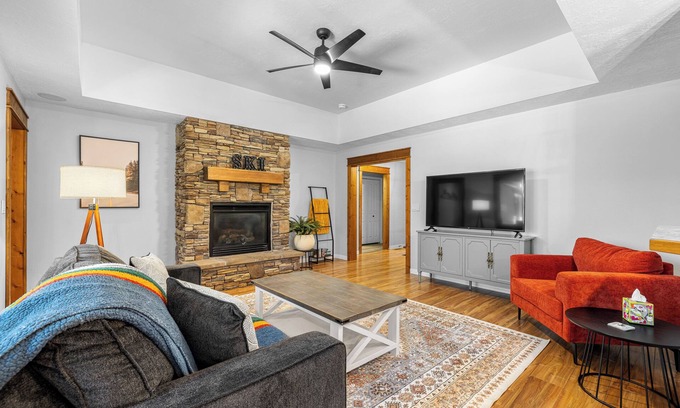 Fir Grove Estates Casa | Ski Haus- Remodeled- Near Tamarack and Lake Cascade- pet ok