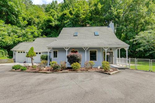 Valley Creek Run Casa | Ski, Hike and Fish Mtn-View Maggie Valley Retreat