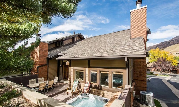 Cottonwood Heights Casa | ¡OFERTA DE MAYO / JUNIO!Amplio condominio de raquetas Canyon con bañera de hidromasaje privada en la enorme cubierta