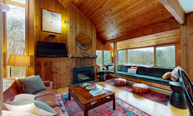 Waitsfield Casa | Casa de esquí en el bosque con bañera de hidromasaje privada, chimenea y vistas a la montaña