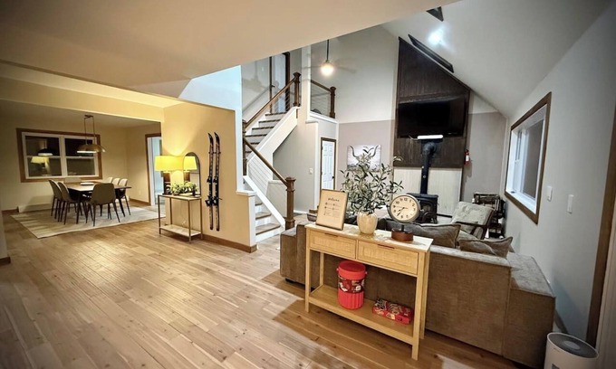 Stockbridge Casa | Ski/MTB Home with Mountain Views near Killington/Woodstock/Green Mountain Trails
