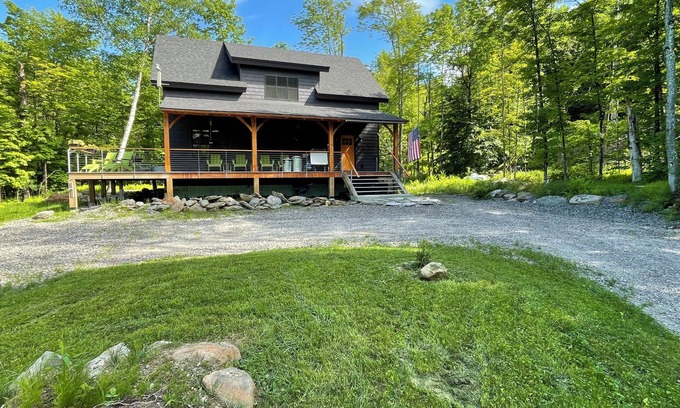 Waitsfield Casa | Ski house less than one mile from Sugarbush!