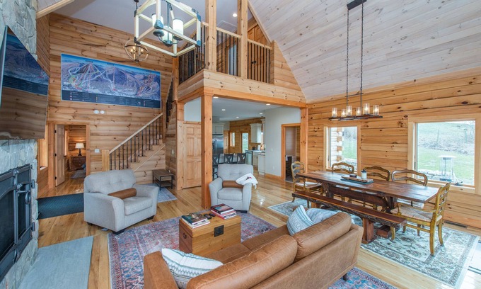 Vernon Chalet De Esquí | Ski House - ON THE SLOPE w/ hot tub