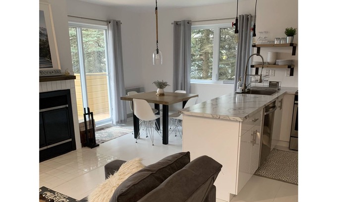 Bromont Condominio | SKI IN-OUT \BIKE IN-OUT ! Walking distance from the mountain.