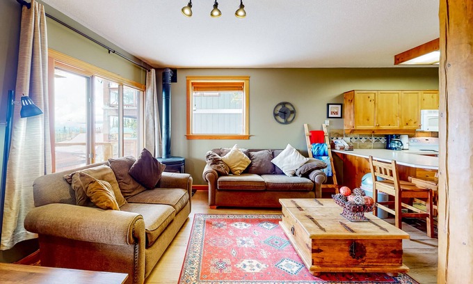 Snow Pine Estates Condominio | Ski-in/out condo with a hot tub, grill, fireplace, & washer/dryer - dog-friendly