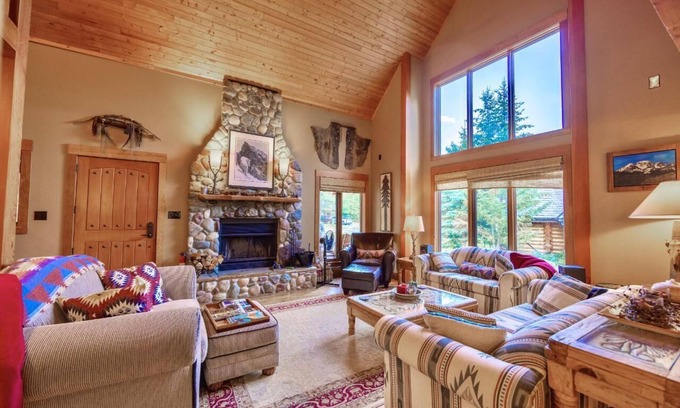 East Kootenay Chalet De Esquí | Ski In/out Chalet, Comfortably Sleeps 14, Hot Tub/Games room. Pet Friendly