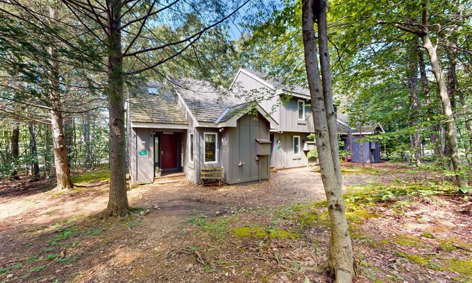White Haven Condominio | Ski-in/out condo near Jack Frost Ski Resort with loft, wood fireplace, deck, W/D