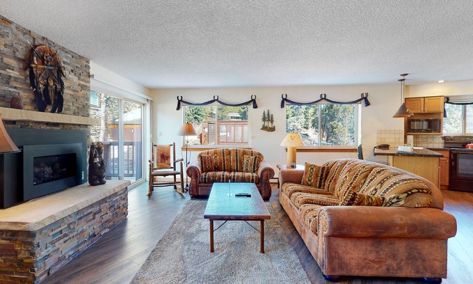 Four O'Clock Condominio | Ski-in/out ground-floor condo with hot tubs, fireplace, gym & views