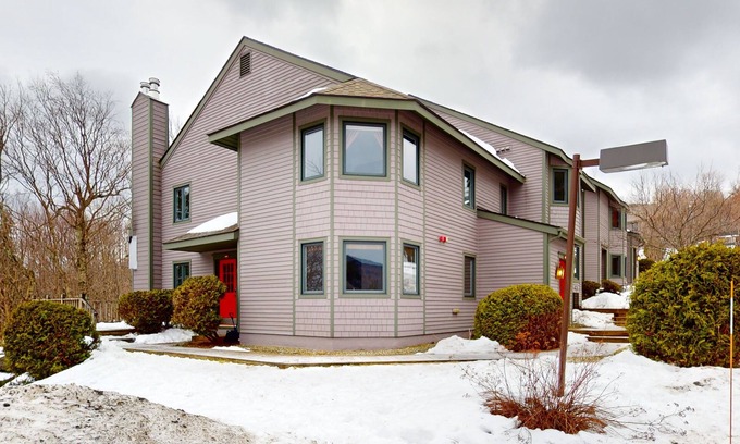 North Troy Condominio | Ski-in/out home near tram with W/D, deck & mountain view