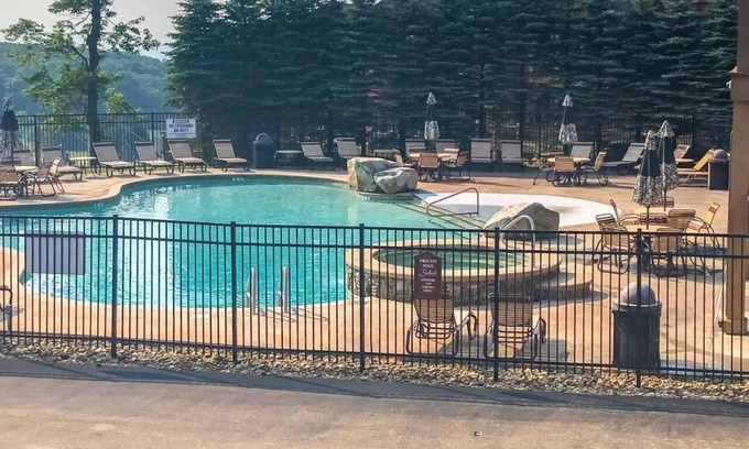Champion Casa | SKI in/out on the SOUTHWIND TRAIL, HOT TUB.-- best location in Seven Springs