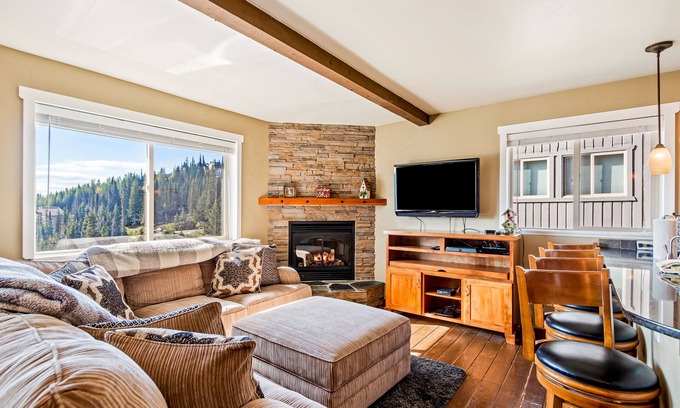 Sandpoint Casa | Ski-in/out townhome with great views, balcony, grill, & fireplace - dog-friendly