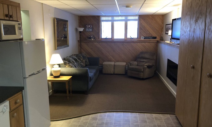 Carrabassett Valley Apartamento | Esquí de entrada / salida en Sugarloaf w / jacuzzi | Caminar / traslado a bares y base | Capacidad para 4