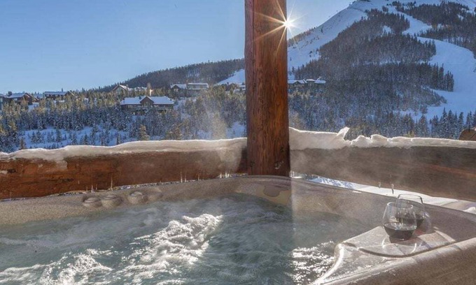 Saddle Ridge Casa | Saddleridge Slopeside Retreat: servicio de entrada y salida de esquí, bañera de hidromasaje y servicio de traslado en invierno.