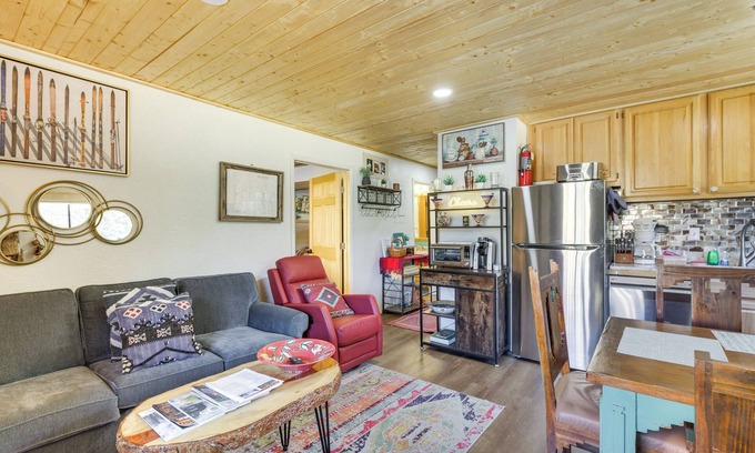 Red River Condominio | Ski-In Red River Retreat: Balcony, Mountain Views!