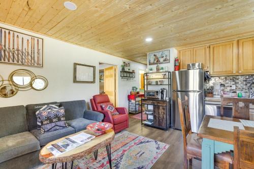 Red River Apartamento | Ski-In Red River Retreat Balcony, Mountain Views!