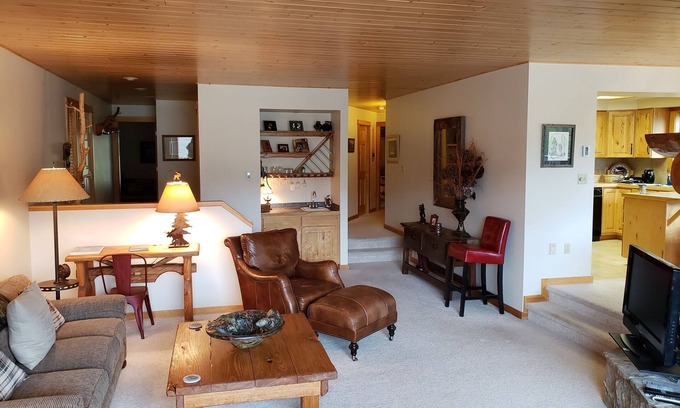 Big Sky Condominio | Esquí en / esquí fuera, 3 BR / 3BA Condo, Bañera de hidromasaje, chimenea en Big Sky Mountain Village
