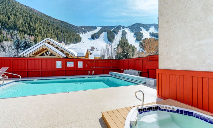 Warm Springs Apartamento | Ski-in / ski-out condominio alpino con piscina de temporada, bañera de hidromasaje, sauna, y vistas