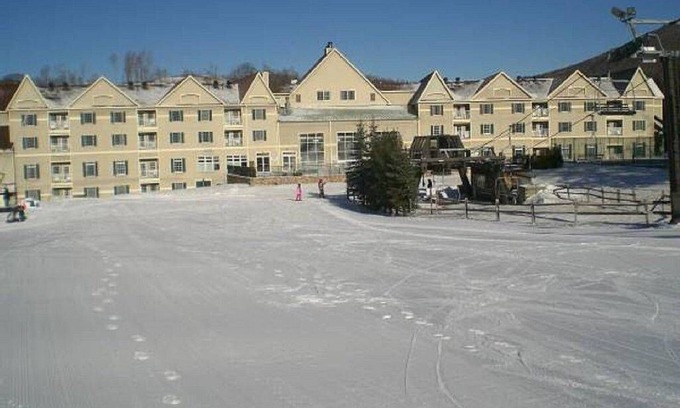 Hancock Complejo | Ski-In/Ski-Out Bliss: Bentley Brook Resort" ⛷️🏔️✨ #SlopeSideLuxury