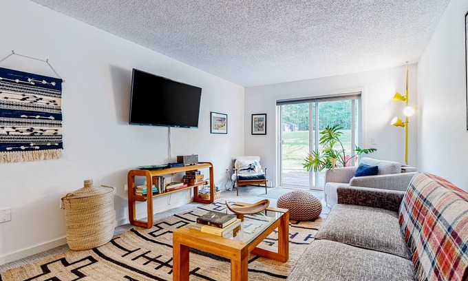 Londonderry Condominio | Ski-in/ski-out condo with patio, gym, game room & mountain view