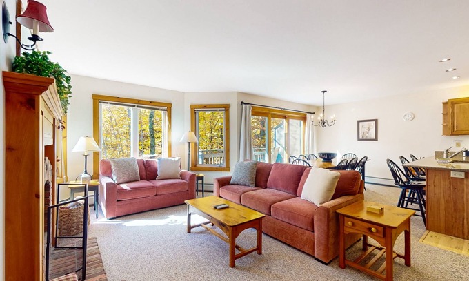 North Troy Condominio | Ski-in/ski-out condo, Grammy Jay trail, waterpark, golf, fireplace, w/d, deck
