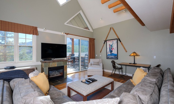Saddle Ridge Casa | Ski-in/ski-out home w/great views & hot tub in Moonlight Basin - Saddle Ridge - Timber Wolf Chalet