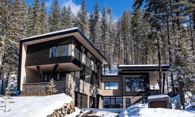 Revelstoke Cabina | Ski In / Ski Out Lodge on Revelstoke Mountain Resort