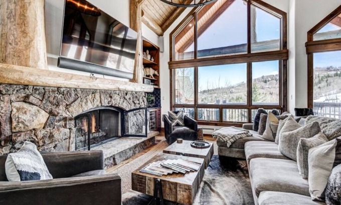 Avon Cabina | Ski-in/Ski-out Luxe Lofted Condo in Bachelor Gulch