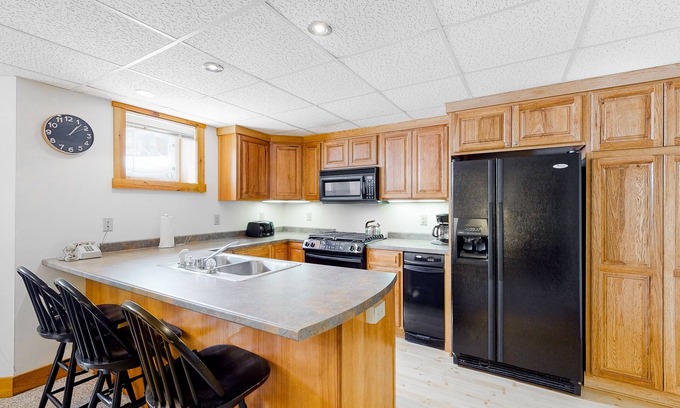 North Troy Condominio | Ski-in/ski-out mountain-view condo next to Grammy Jay trail w/ board games, W/D