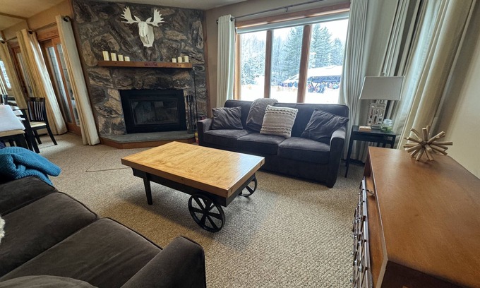 Stratton Mountain Condominio | Ski-In Ski-Out OberTal F Building! Skiers and Lift Right Outside your Window!
