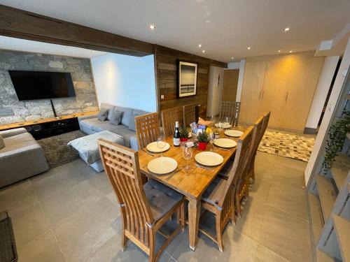 Le Lavachet Apartamento | Ski in-Ski out! Spacious & Stylish Apartment for 8 in the heart of Lavachet