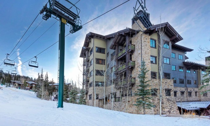 Empire Pass Condominio | Ski-in, Ski-out Studio in Empire Pass with Mountain Views, On-Site Hot Tub