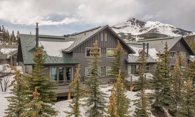 Big Horn Casa | Ski in/Ski out, views of Lake Levinsky, wood burning fireplace - Big Horn Ski Escape!