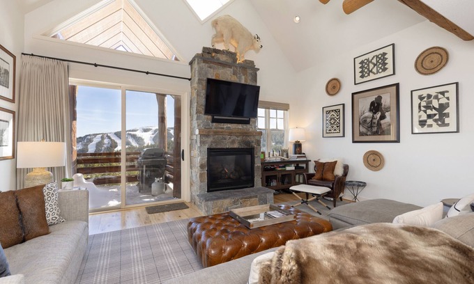 Saddle Ridge Casa | Ski-in/Ski-out w/Private Hot Tub in Moonlight Basin| Saddle Ridge - Mountain Modern Chalet