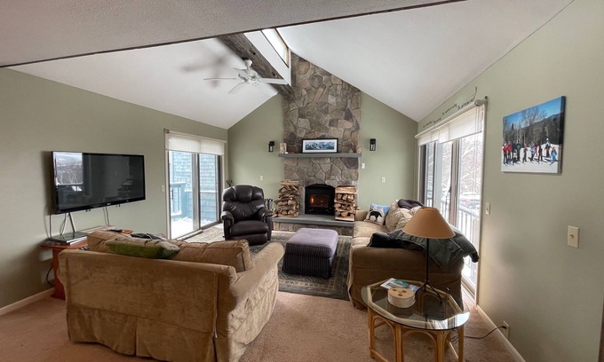 Carrabassett Valley Condominio | ski in/ski out cozy condo with great views & privacy - one minute walk to trails