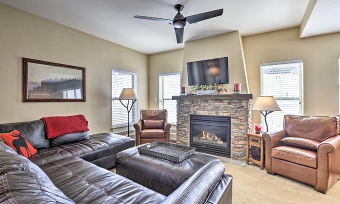 Silvercreek Apartamento | Ski-InandSki-Out Granby Base Camp Escape with Balcony
