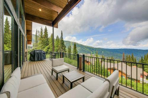 Sandpoint Casa | Ski-InandSki-Out Schweitzer Mtn Home Decks and Views!