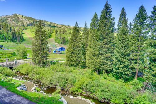 Salt Lake Mountain Resorts Apartamento | Ski-InandSki-Out Solitude Condo with Rooftop Hot Tub!