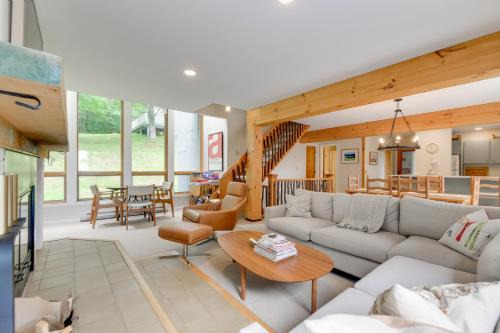 Warren Casa | Ski-InandSki-Out Sugarbush Retreat with Indoor Hot Tub